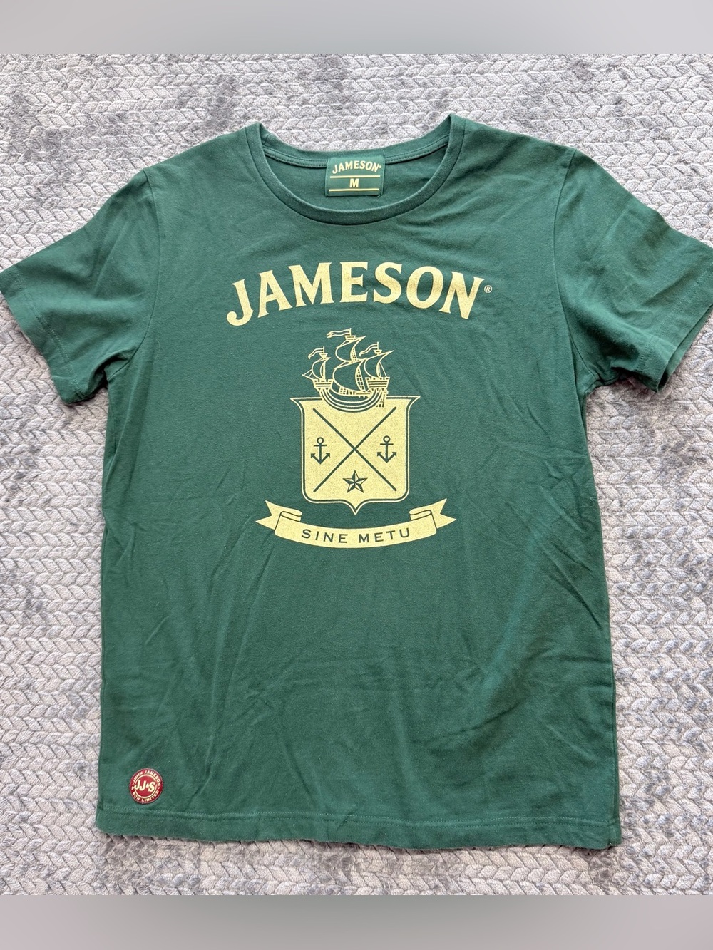 Jameson Irish Whiskey Sine Metu Crest Graphic T-Shirt Size Medium